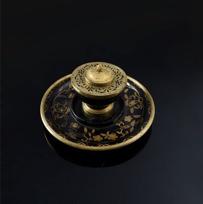 null Encrier en laque du Japon et bronze doré, constitué d'une large soucoupe, le...