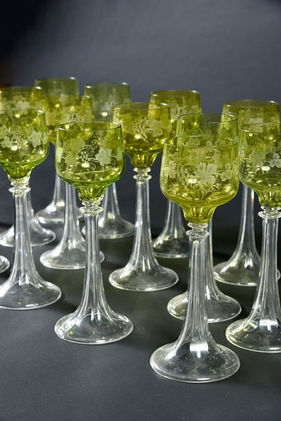 null Suite de 18 verres à vin du Rhin Roêmer en cristal vert et blanc, le pied soufflé...