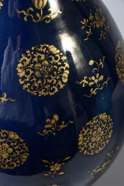 null Important et rare vase de forme bouteille et son bouchon en porcelaine de Chine...