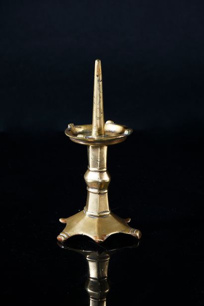 null Bronze candle stick, tripod base, shaft and knot with sides, cup and high stick.
XIVth...