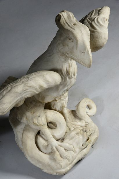 null Aigle en marbre sculpté.
L'aigle aux ailes déployées tient dans ses serres un...