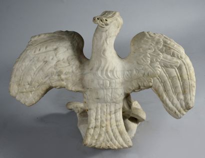 null Aigle en marbre sculpté.
L'aigle aux ailes déployées tient dans ses serres un...