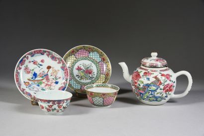  Teapot and its lid and two tea bowls and their saucers in Chinese porcelain Yongzheng...