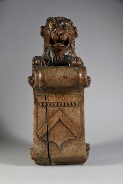 FLANDRES, XVIIe siècle 
Lion de rampe d'escalier
En chêne sculpté en ronde-bosse....