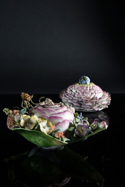  Box trompe l'oeil and its lid in Meissen porcelain of the 18th century Mark in blue...