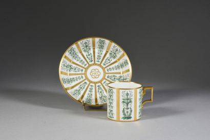 null Tasse et sa sous-tasse en porcelaine de Vienne du début du XIXe siècle
Marques...