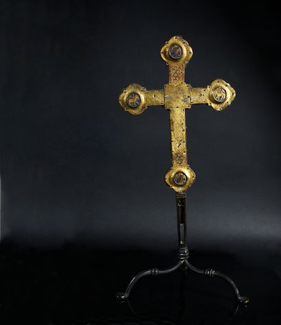 Espagne, XVIe siècle 
Croix de procession
À âme en bois avec plaques en laiton poinçonnées,...