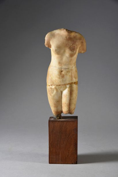 null Statuette représentant la déesse Vénus nue légèrement inclinée en avant. Marbre...
