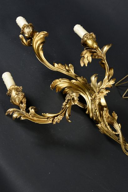 null Pair of three-light chased bronze sconces.
H. : 49 cm, L. : 39 cm
Louis XV style...