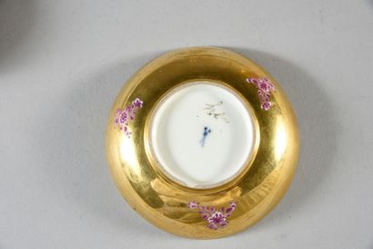 null Paire de tasses et leurs sous-tasses en porcelaine de Meissen du XVIIIe siècle
Marques...