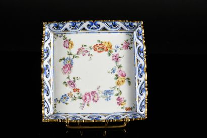 null Plateau carré à jours (1ère grandeur) en porcelaine de Sèvres du XVIIIe siècle
Marque...