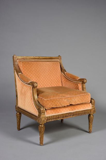 null Small armchair in carved and gilded wood, with flat back, it rests on four piriform...