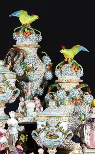 Meissen Paire de vases balustres couverts à décor en forme d'oiseaux sur des branches...