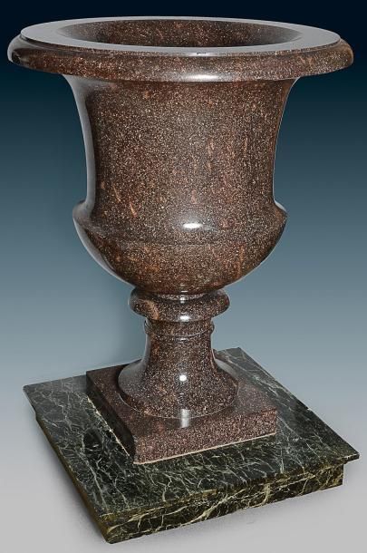 null Important vase en porphyre de Suède de forme « Médicis » à piédouche. Il repose...