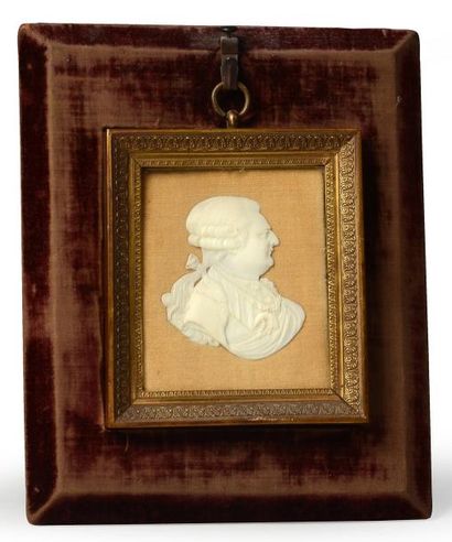 null Louis XVI, roi de France. Médaillon représentant un profil sculpté en ivoire...