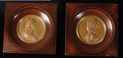null Louis XVI et Marie-Antoinette. Paire de médailles en bronze signées F. Du Vivier,...