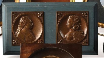 null Louis XVI et Marie-Antoinette. Paire de médailles en bronze de forme carrée,...