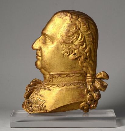 null Louis XVIII, roi de France. Profil sculpté en bois doré, le représentant portant...