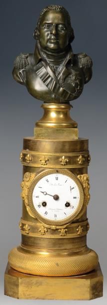 null Louis XVIII, roi de France. Pendule en bronze doré, de forme colonne sur base...