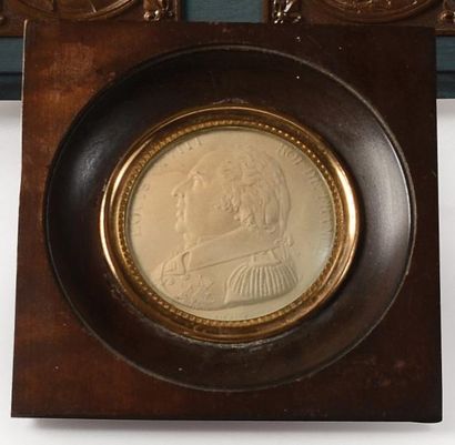 null Louis XVIII, roi de France (1814-1824). Médaillon rond orné d'un profil du souverain...