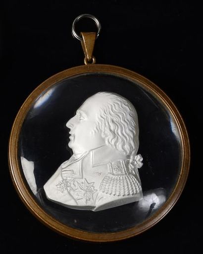 null Louis XVIII, roi de France (1814-1824). Médaillon à suspendre en verre biseauté,...
