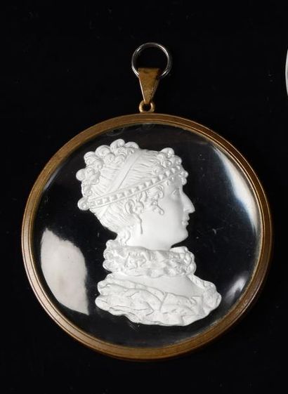 null Marie-Thérèse, duchesse d'Angoulême (1778-1851). Médaillon à suspendre en verre...
