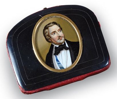 null Henri, duc de Bordeaux, (1820-1883). Petit portemonnaie en bakélite, contenant...