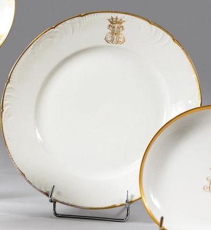 null Henriette, duchesse de Vendôme (1870-1948). Assiette plate en porcelaine blanche,...