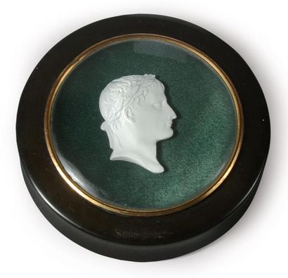 null Napoléon Ier, empereur des Français (1769-1821). Boîte ronde contenant sur son...