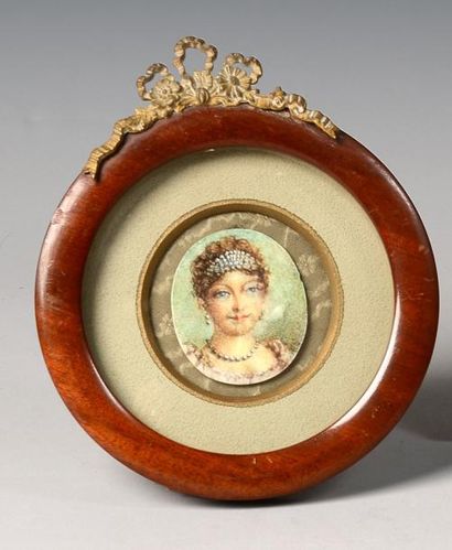 null Joséphine, impératrice des Français. Portrait miniature peint sur ivoire représentant...
