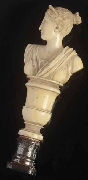 Nicolas Joseph, Maison (1771-1840) Cachet en ivoire sculpté à décor d'une déesse...