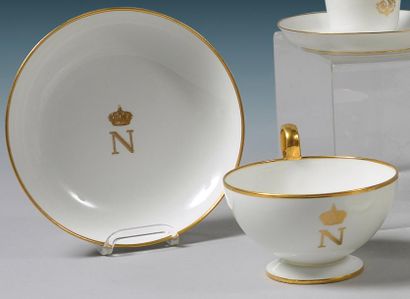 null Napoléon III, empereur des Frawnçais (1852-1870). Grande tasse à thé et sa sous-tasse...