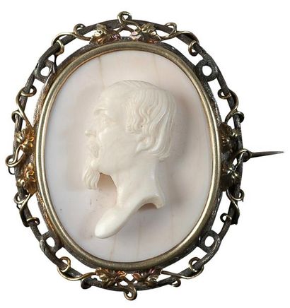 null Napoléon III, empereur des Français (1852-1870). Broche ovale serti d'un camée...