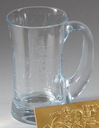 null Georges de Danemark (1920-1986). Chope de bière en verre, à décor gravé de son...