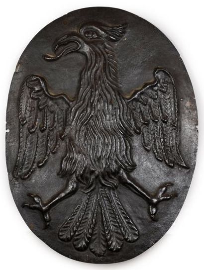 null Plaque en fonte de forme ovale, à décor repoussé représentant l'aigle polonais...