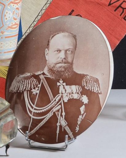 null Alexandre III, empereur de Russie. Portrait médaillon sur émail, de forme ovale,...