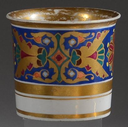 null Tasse à café en porcelaine dure provenant du service Gothique pour le palais...