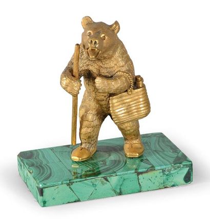 null Petit ours en bronze doré, reposant sur un socle en malachite. Travail du XIXème...