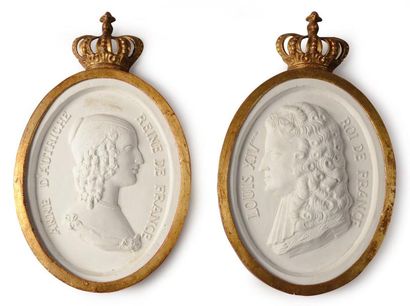 null Louis XIV et Anne d'Autriche. Paire de médaillons ovales en plâtre représentant...