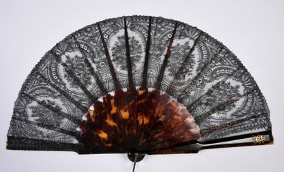 null Five bouquets, circa 1880
Folded fan, the leaf in black bobbin lace, Chantilly,...
