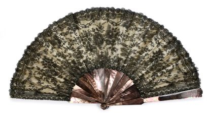 null Black mother-of-pearl from Tahiti, circa 1890
Folded fan, the leaf in black...