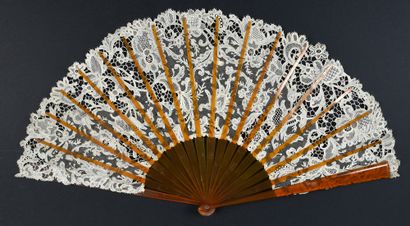 null Flowery interlacing, circa 1900
Folded fan, the leaf in very fine needle lace,...