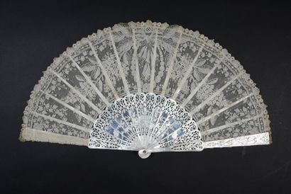 null Fuchsias, circa 1880-1890
Folded fan, the leaf in cream-colored lace, with spindles...