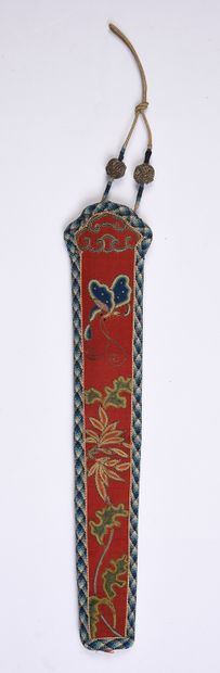 null Étui à éventail, Chine, XIXe siècle En soie rouge brodée de papillon et feuillages.
L....