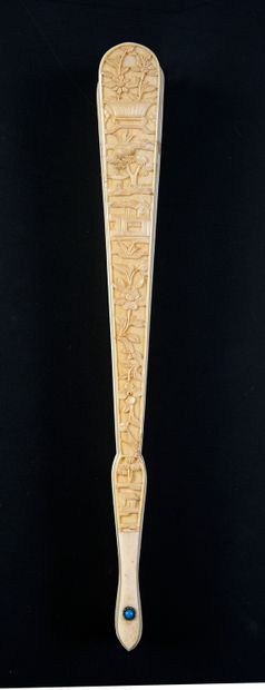 null Feuille d'éventail, Chine, XIXe siècle Éventail de type brisé en ivoire* finement...