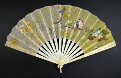 null Les oiseaux, vers 1890-1900
Éventail plié, la feuille en soie peinte d'oiseaux...