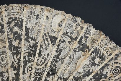 null Petals in volumes, circa 1900
Folded fan, the leaf in needle lace decorated...