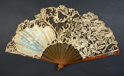null Un peu, beaucoup, à la folie, circa 1900
Folded fan, the leaf in bobbin lace...