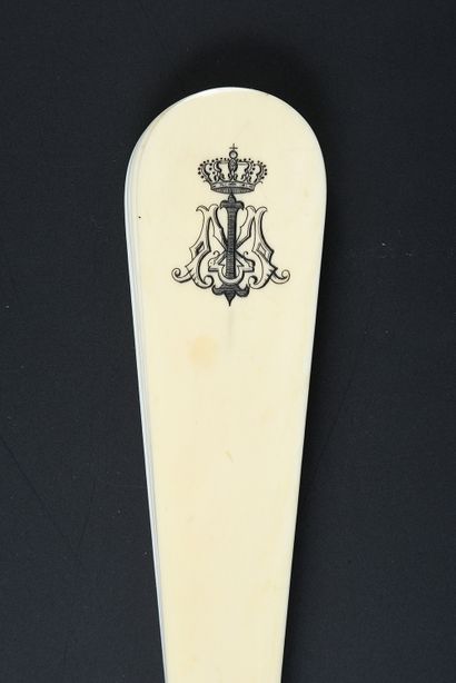 null Provenance royale, vers 1890
Éventail de type brisé en ivoire*, les brins terminés...