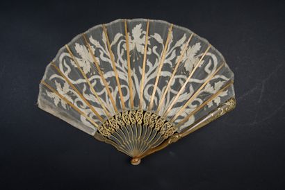 null Fleurs d'or, circa 1900
Folded fan, balloon shape, the leaf in tulle and silk...